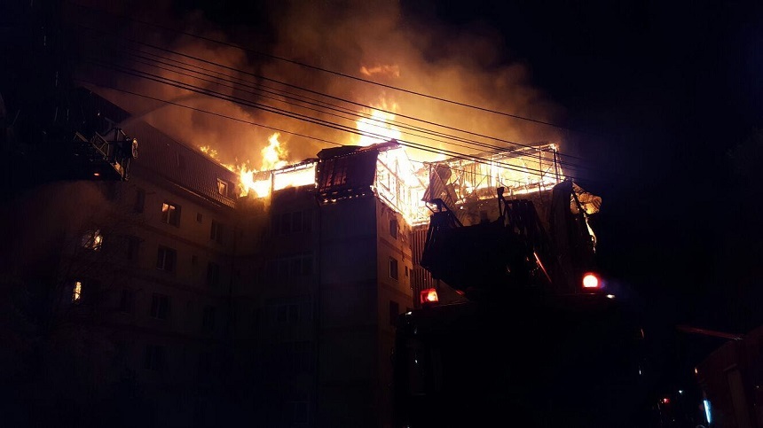 (FOTO) Suceava: Incendiu la mansarda unui bloc din Gura Humorului