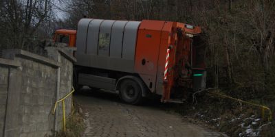 Focşani: Un angajat al unei firme de salubritate a murit strivit de maşina de gunoi