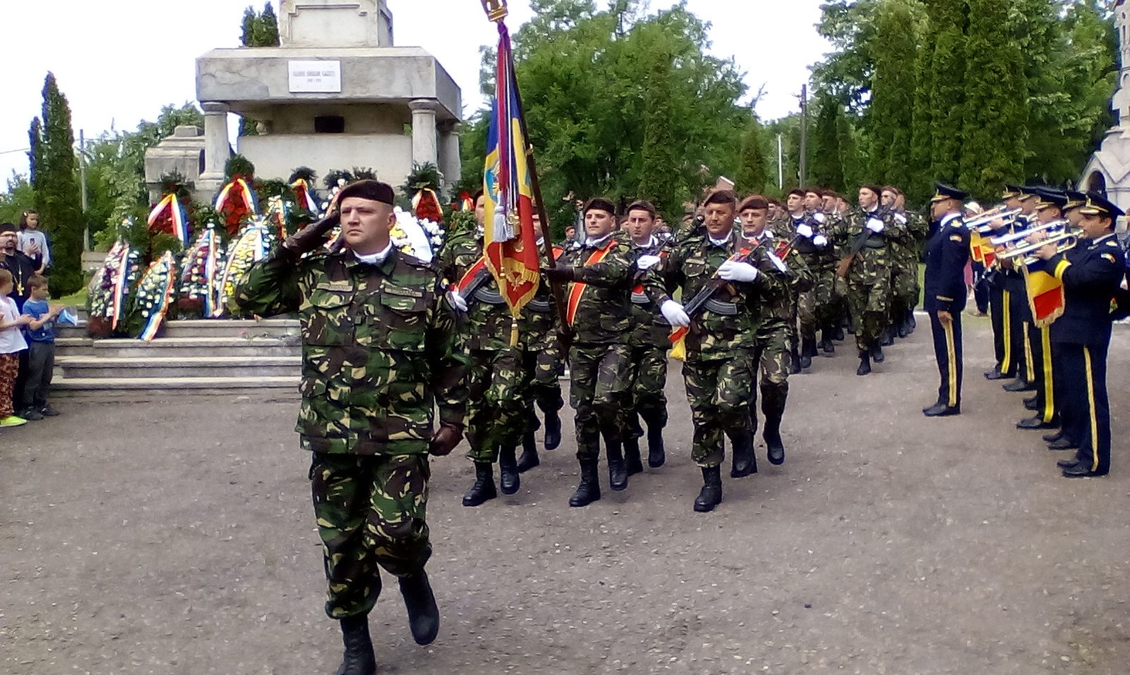 (FOTO/AUDIO) Iaşi: Ceremonii militare și religioase prilejuite de Ziua Eroilor