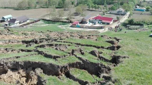 În judeţul Vaslui a început să se lucreze la refacerea infrastructurii avariate de alunecările de teren