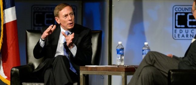 David Petraeus: Românii care luptă sau au luptat în Afganistan şi în Irak sunt de un profesionalism extraordinar