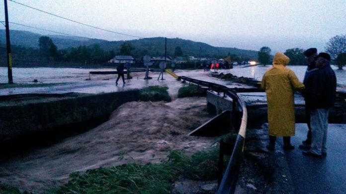 Circulaţia pe Drumul Naţional 2F care asigură legătura între municipiile Bacău şi Vaslui a fost reluată în această dimineaţă