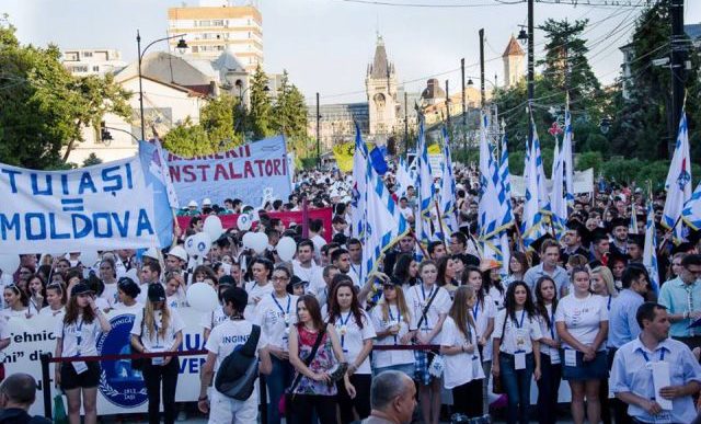 FIE 2017: Marșul Absolvenților, explozie de tinerețe și bucurie pe străzile Iaşului