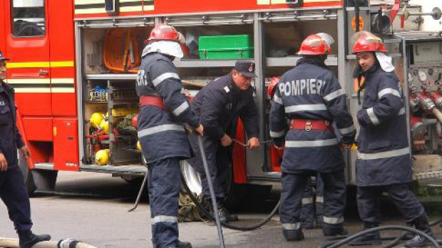 (FOTO) Suceava: Zeci de persoane evacuate din cauza unui incendiu izbucnit la un bloc din Gura Humorului