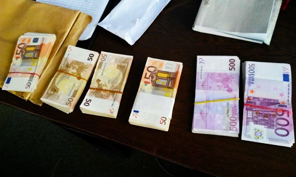 Vaslui: 37.000 euro ascunşi în bagajele unei tinere, descoperiţi de lucrătorii de la Punctul de Trecere a Frontierei Albiţa