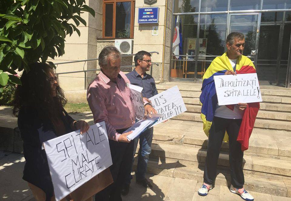 (AUDIO) Iaşi: Un grup de părinți protestează în fața Consiliului Județean, nemulțumiți de condițiile din Spitalul de Copii Sfânta Maria