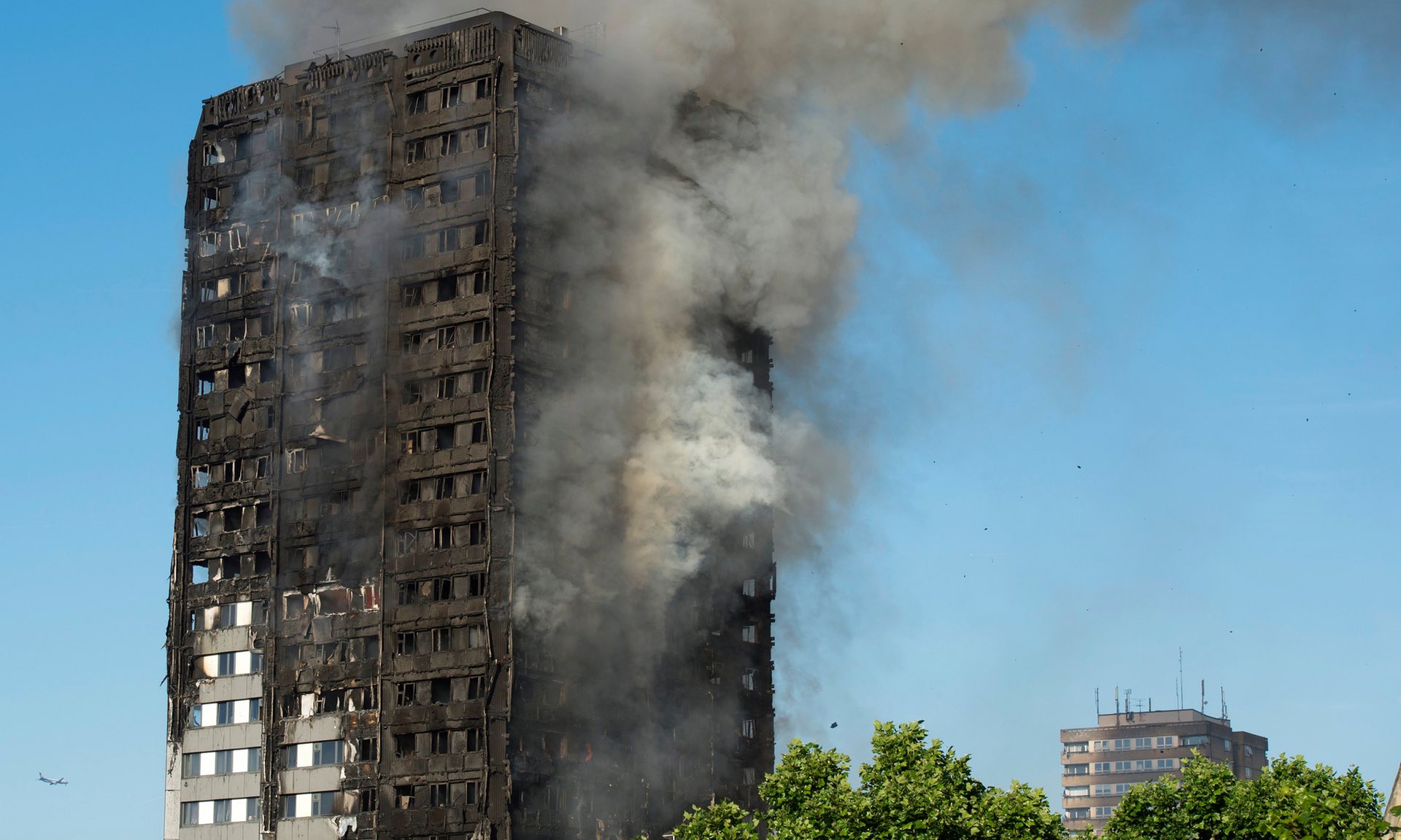 Mai multe persoane rămân în continuare date dispărute după incendiul din estul Londrei