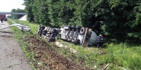 (NEWS ALERT) Pericol de EXPLOZIE pe autostrada A3. O cisternă cu benzină s-a răsturnat