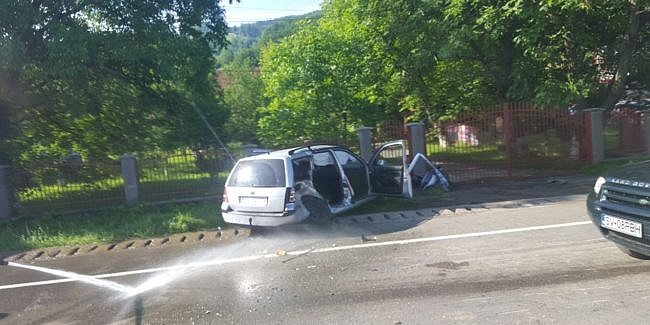 (FOTO) Suceava: Un mort şi trei răniţi grav într-un accident pe DN17, la Frasin