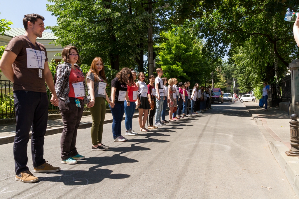 (FOTO) Iași: Flash-mob pentru conștientizarea nevoilor persoanelor cu autism