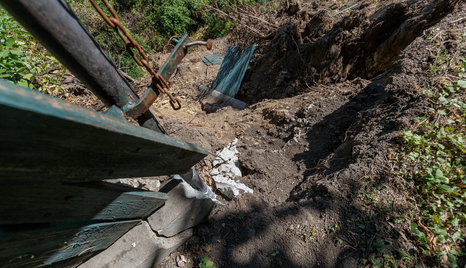 (FOTO) Iaşi: Gospodării în pericol din cauza unei alunecări de teren în zona Copou