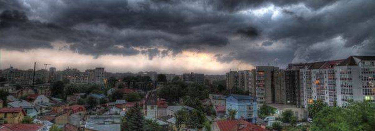 (UPDATE) METEO: COD PORTOCALIU de averse şi descărcări electrice în judeţele Iași, Neamț, Bacău şi Suceava