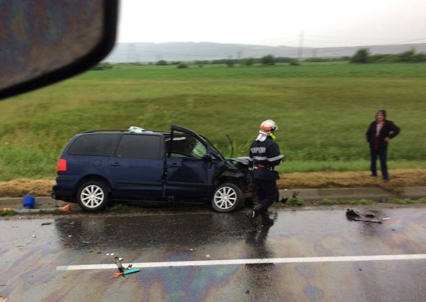 Bacău: Accident de circulaţie pe DN 2, soldat cu un mort şi 4 răniţi