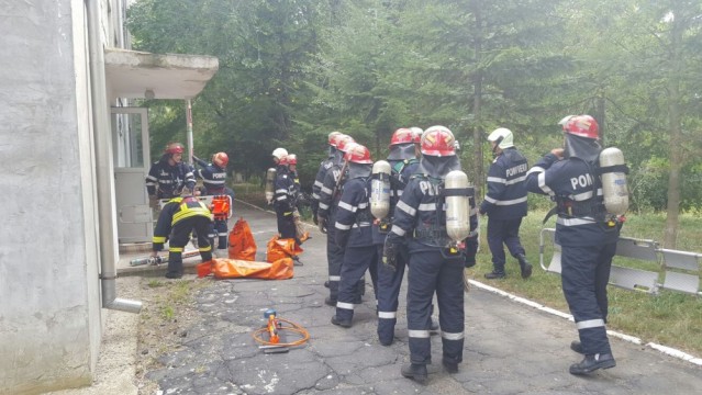 Pompierii din Botoşani, Iaşi şi Suceava au simulat intervenţia la un cutremur de mare intensitate