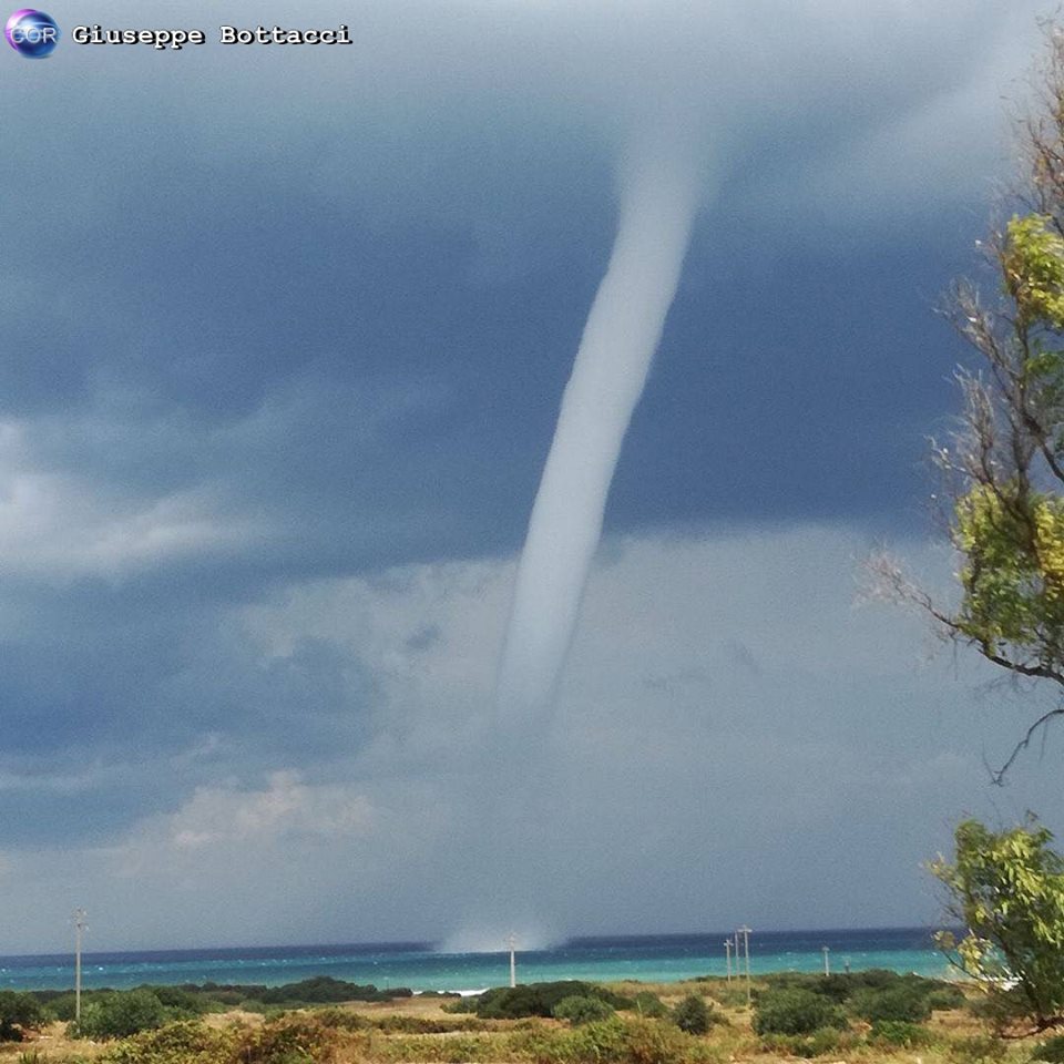 Italia: Zece persoane au fost rănite după ce o tornadă a lovit o plajă din Ostia