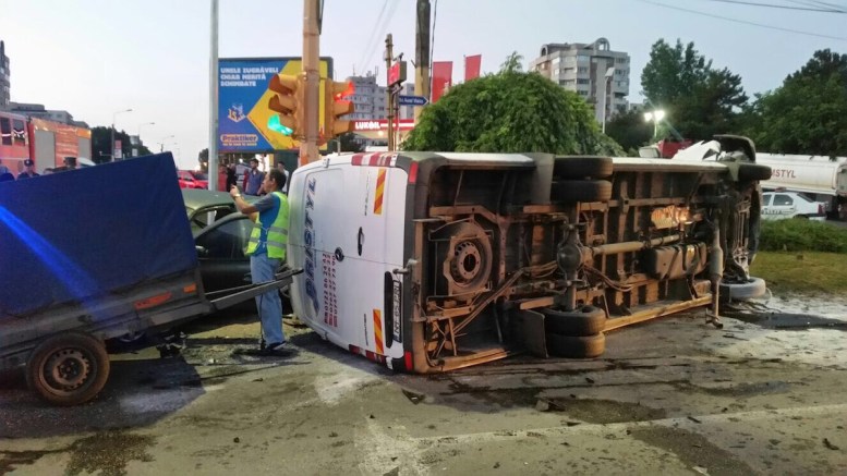 (FOTO/VIDEO) Microbuz cu mai multe persoane răsturnat la o intersecţie în Constanţa