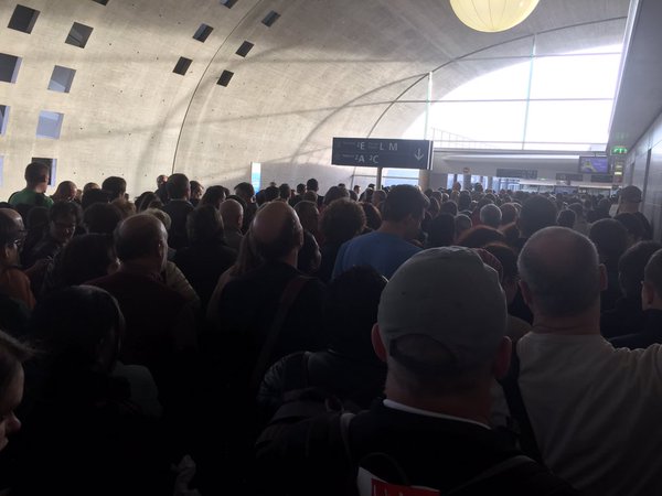 Franţa: 2.000 de persoane evacuate dintr-un terminal al aeroportului Roissy din Paris