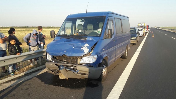 Timiş: Accident cu un microbuz de pasageri din Bulgaria. Doi români au ajuns la spital