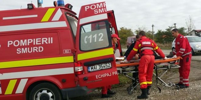 Botoşani: ACCIDENT grav! Un taximetrist a murit, după ce a intrat cu maşina într-un microbuz în care se aflau 13 persoane