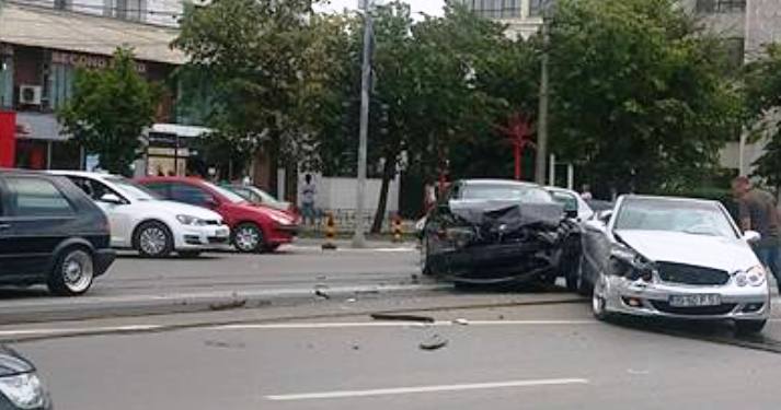 (FOTO) Iași: Grav accident rutier în Podu Roș, în față la BCR