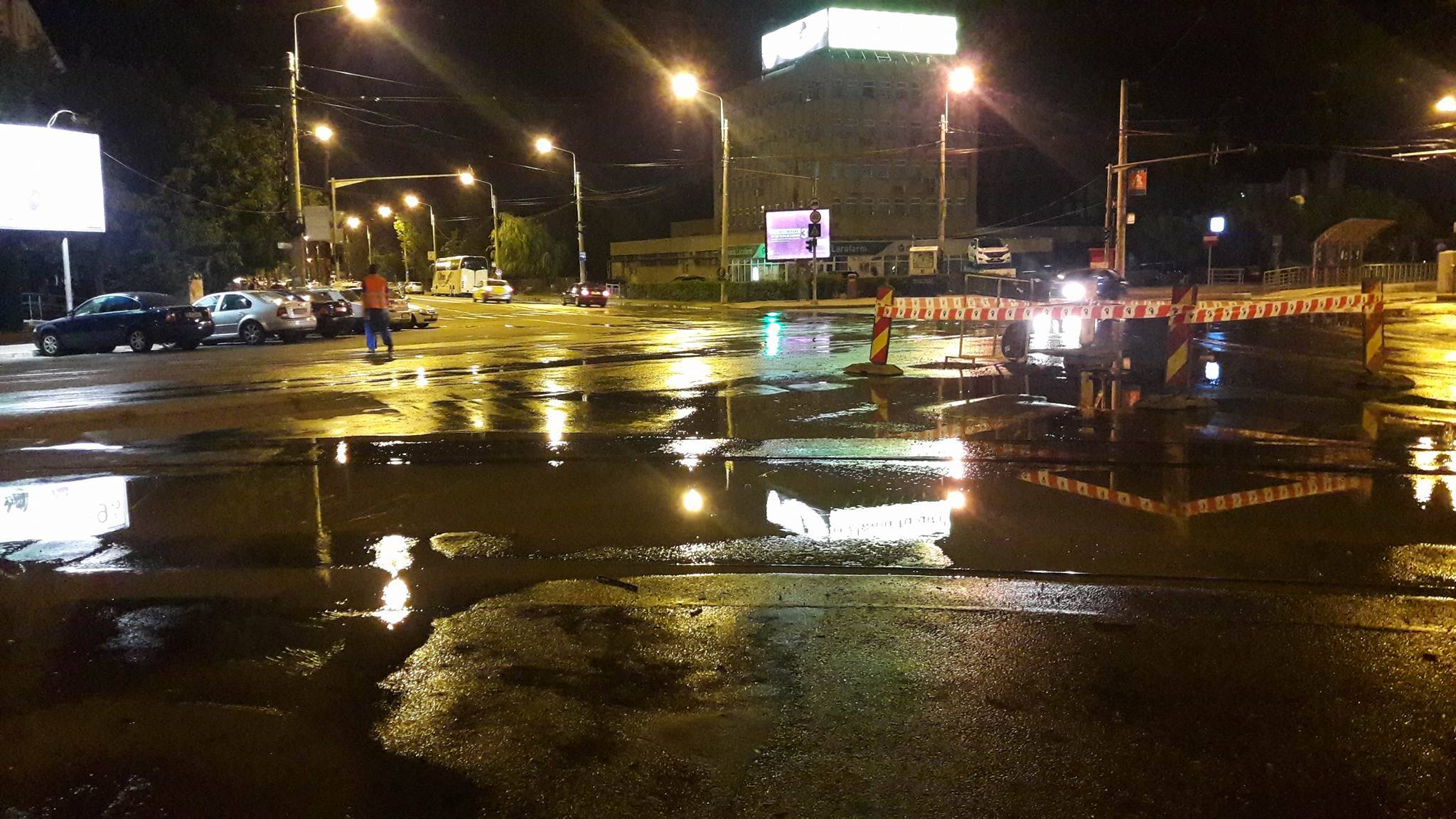 (FOTO) IAŞI: Trafic îngreunat în zona Ţesătura din cauza unei avarii la o conductă de apă