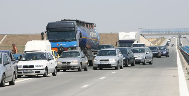 CNAIR: Circulația autovehiculelor mari, restricționată miercuri, între 12:00 și 20:00, în 15 județe, din cauza caniculei