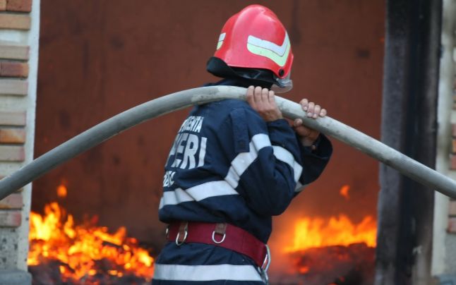 (UPDATE) IGSU: Incendiul izbucnit la hala de producţie din Galaţi a fost localizat