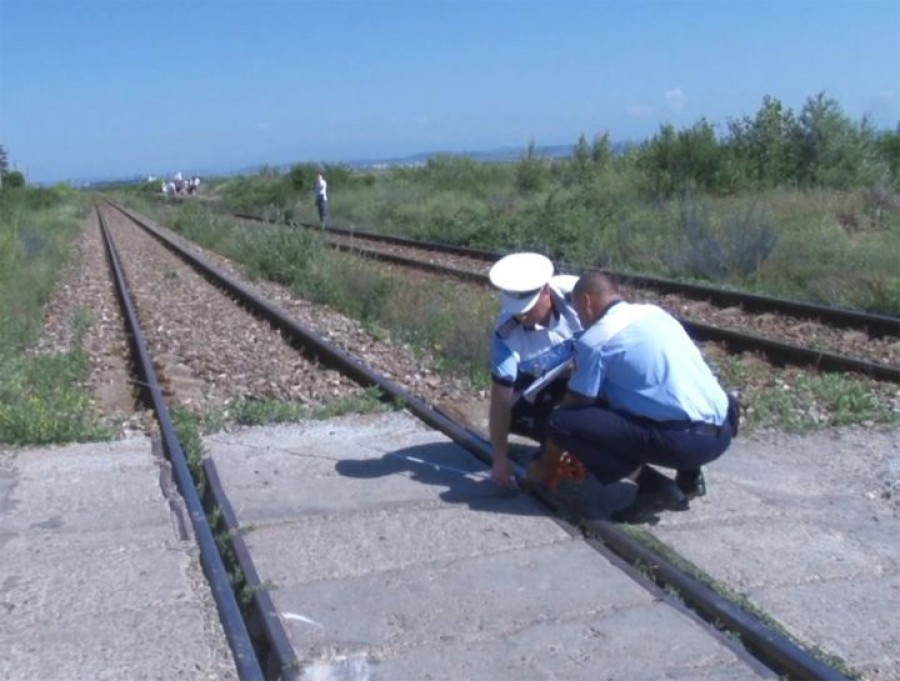 Procurorii au deschis un dosar penal în cazul femeii care s-a aruncat în faţa trenului