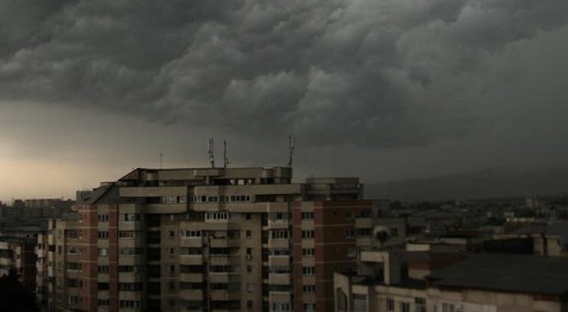 INFORMARE METEOROLOGICĂ: Averse torenţiale, descărcări electrice şi grindină în toate judeţele din Moldova