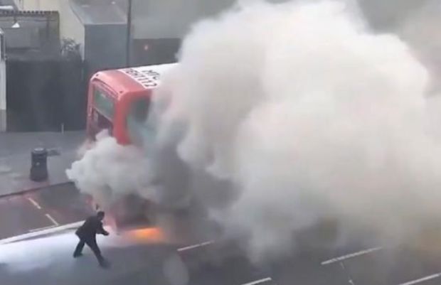 (FOTO) Autobuz supraetajat în flăcări, în centrul Londrei