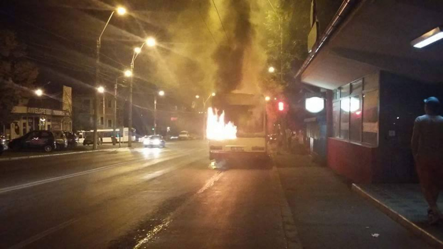 Galaţi: Intervenţie a pompierilor pentru stingerea unui incendiu izbucnit la un autobuz al societăţii de transport public