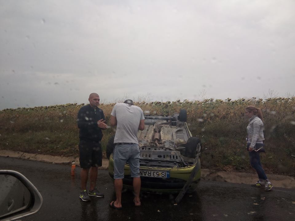 (FOTO) IAŞI: Accident în localitatea Strunga din cauza carosabilului umed. O maşină s-a răsturnat