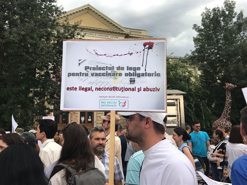 Peste 150 de persoane au protestat, în faţa Guvernului, faţă de noul proiect de lege a vaccinării