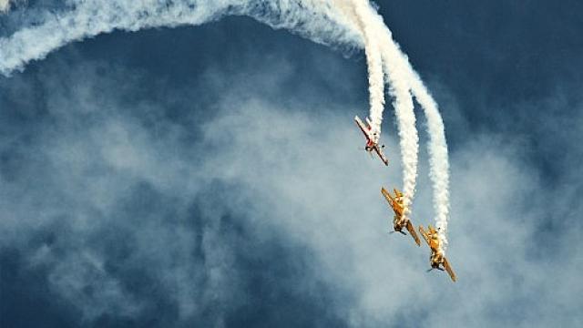 Demonstraţii de acrobaţie aeriană la „Suceava Air Show”