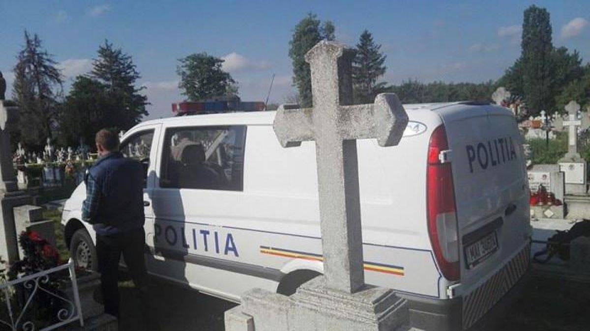 Botoşani: Circa 25 de morminte dintr-un cimitir au fost vandalizate