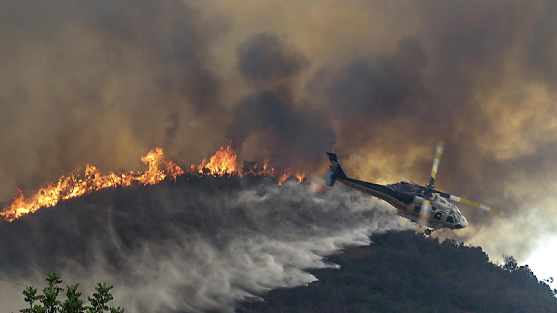 Los Angeles a depăşit punctul critic în lupta împotriva celui mai mare incendiu din istoria sa