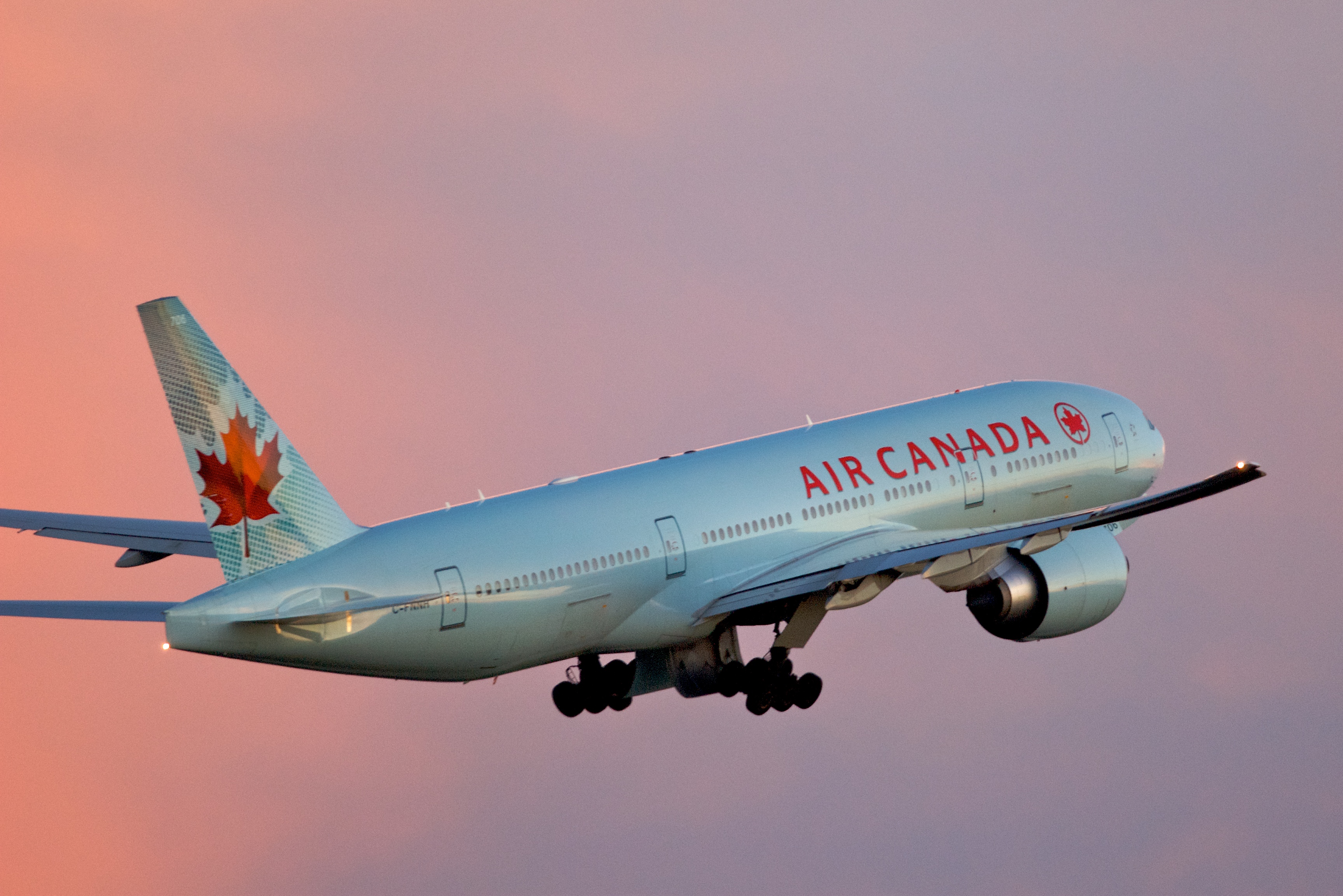 CNAB: Air Canada va opera zboruri directe din Bucureşti către Montreal şi Toronto