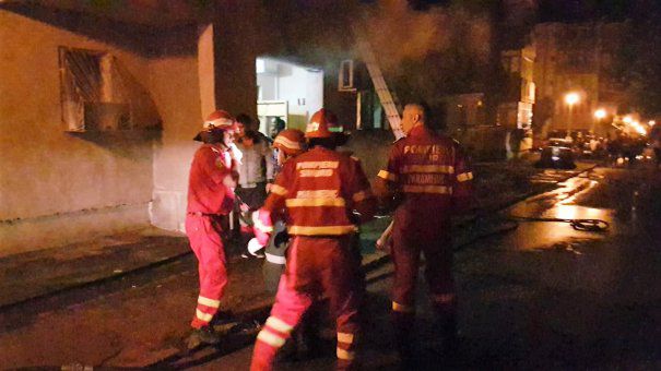 (FOTO/VIDEO) Explozie într-un apartament din Constanţa. O femeie şi un copil şi-au pierdut viaţa