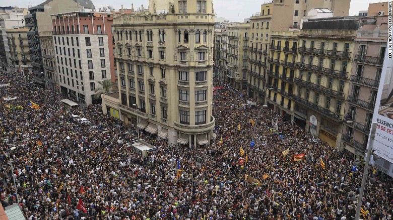 Peste 300.000 de manifestanți pe străzile Barcelonei împotriva violențelor poliției spaniole