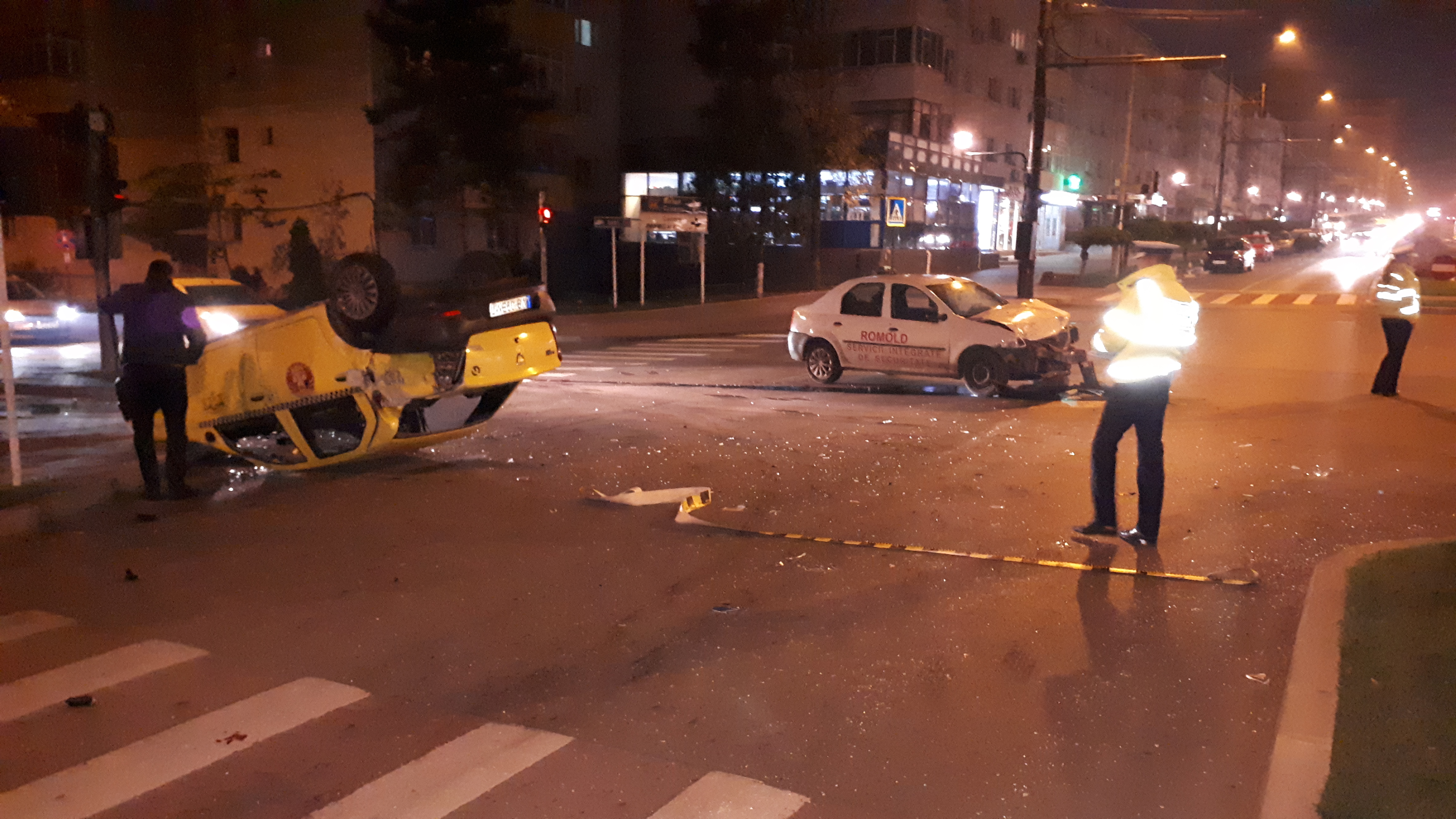 (FOTO) Accident de circulaţie într-o intersecţie din municipiul Vaslui. Două persoane au primit îngrijiri medicale