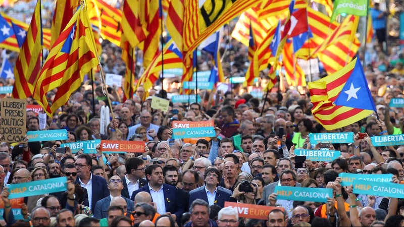 Manifestație cu sute de mii de persoane la Barcelona, în frunte cu liderul catalan Carles Puigdemont