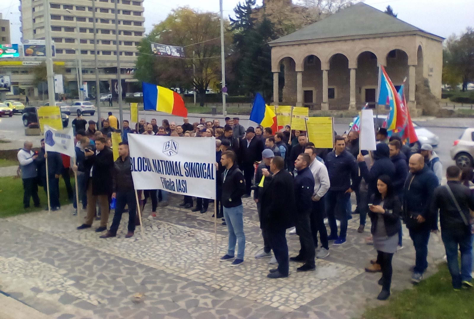 (VIDEO) Protest la Iaşi: BNS cere Guvernului să renunţe la transferul contribuţiilor sociale către angajaţi