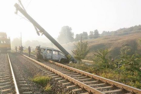 Trafic rutier și feroviar oprit în județul Bacău în urma unui accident. O maşină a luat foc