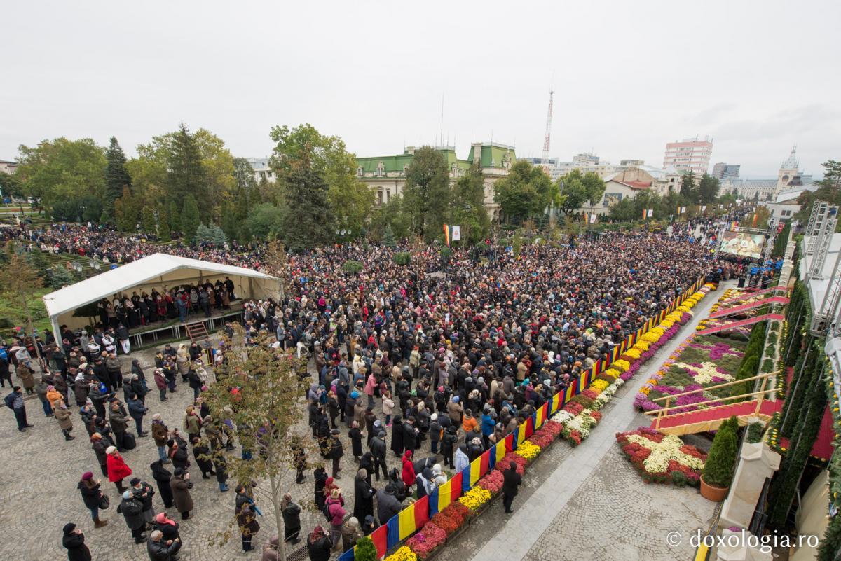 (AUDIO/FOTO) Peste o sută de mii de pelerini, la Catedrala Mitropolitană Iași, cu ocazia sărbătoririi Sfintei Cuvioase Parascheva – Emisiunea ”Bună dimineața” (13.10.2017)