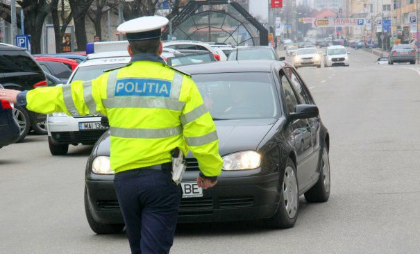 Galaţi: Tânăr urmărit cu focuri de armă după ce, aflat fără permis la volan, a accidentat un poliţist