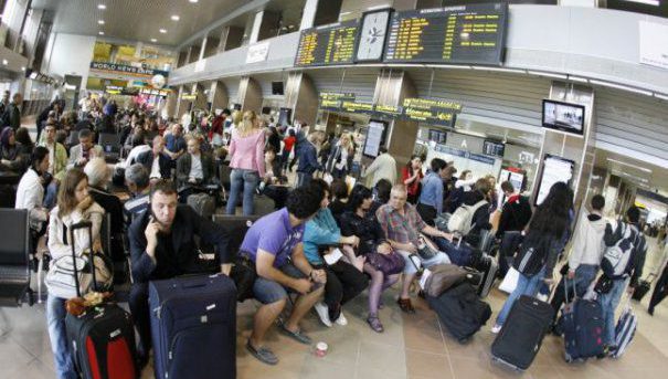 Românii blocaţi pe aeroportul din Liverpool vor primi banii înapoi