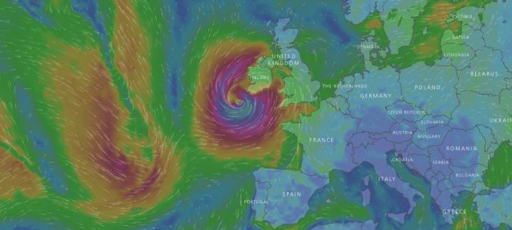 Uraganul OFELIA face victime în Irlanda. Trei persoane au murit