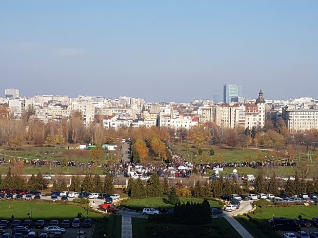 Protest la Parlament – câteva mii de oameni în Parcul Izvor