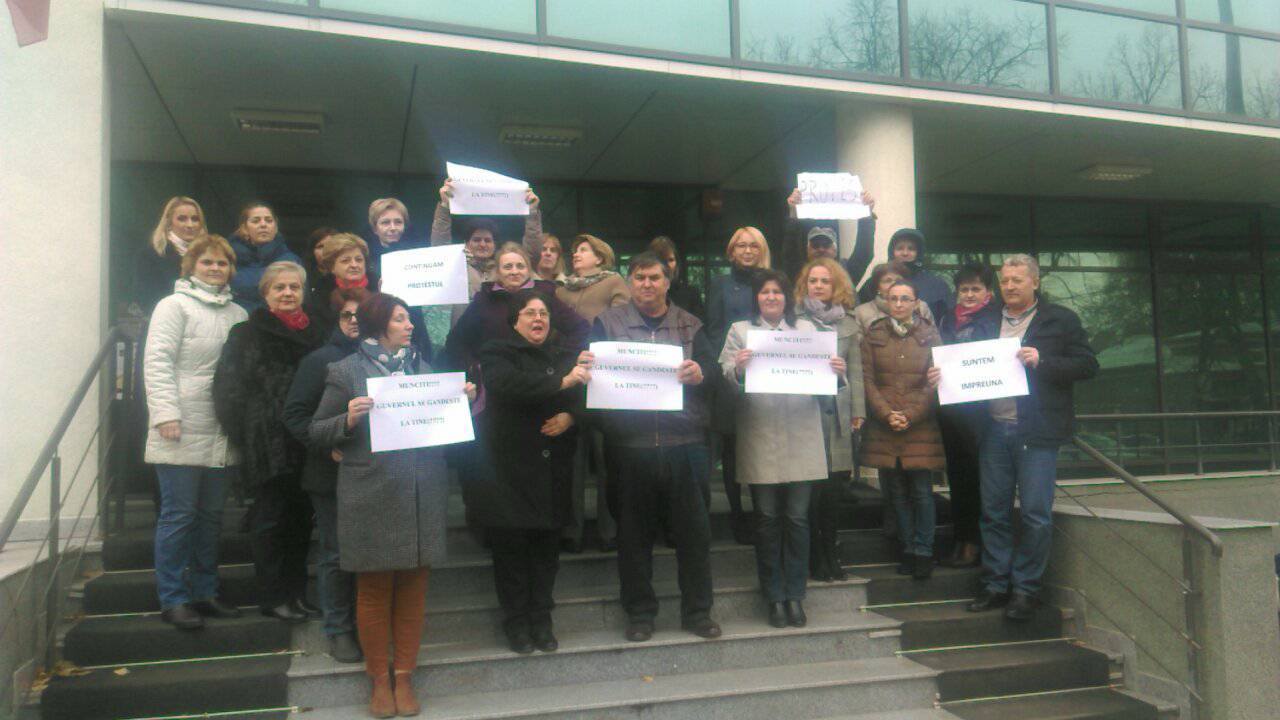 Angajaţii APIA Iaşi au reluat astăzi protestele