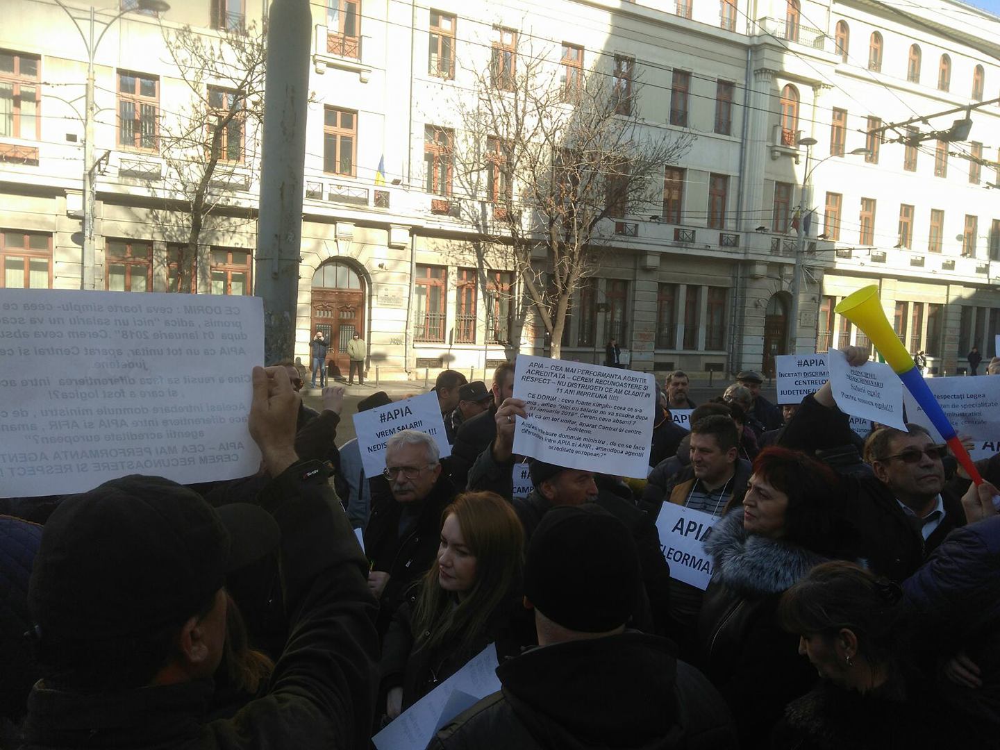 (FOTO) Angajaţii APIA din teritoriu protestează, astăzi, în faţa Ministerului Agriculturii